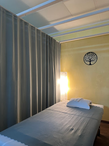 Professionelle Massagebetten für Thai Massage München - Cherritha Studio Ausstattung